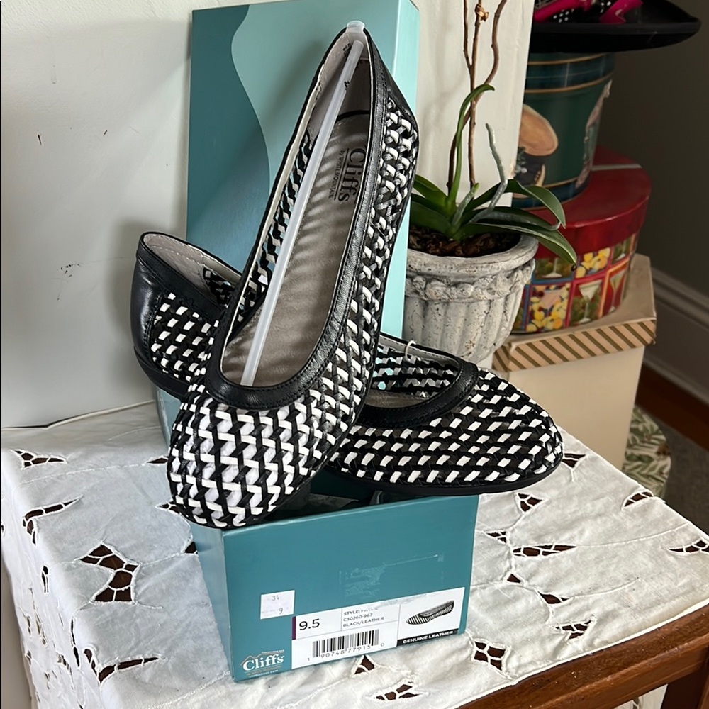 Cliffs by WHITE MOUNTAIN Black and White Checkerboard Flats